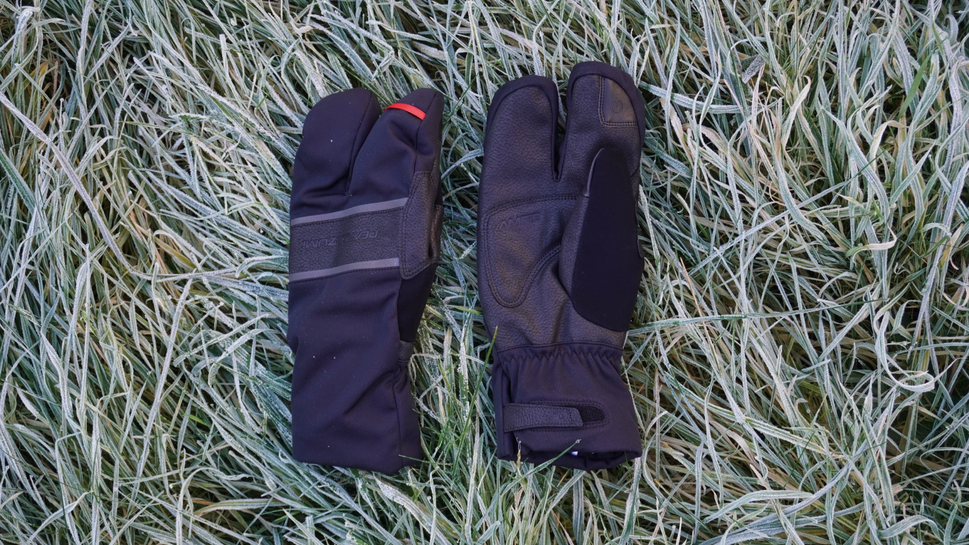 pearl izumi amfib lobster glove on frosty grass
